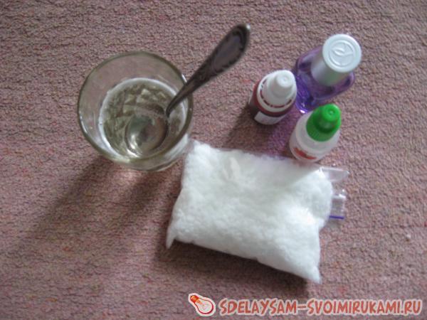 Выливаем жидкую мыльную основу