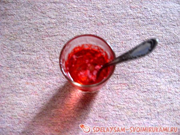 Выливаем жидкую мыльную основу