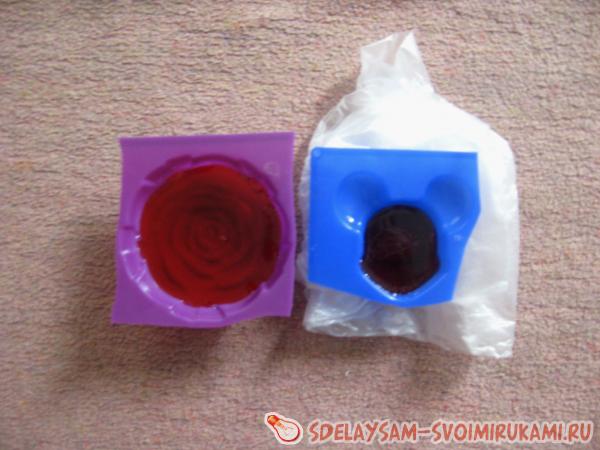 наливаем в обе форме