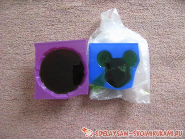 наливаем в обе форме