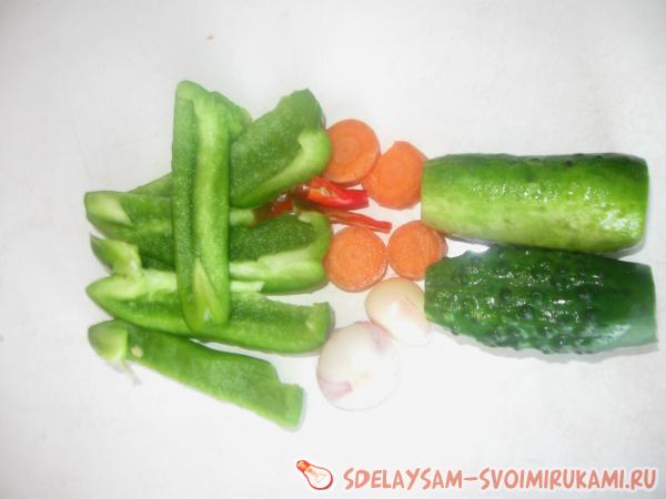 консервированные огурцы с томатами