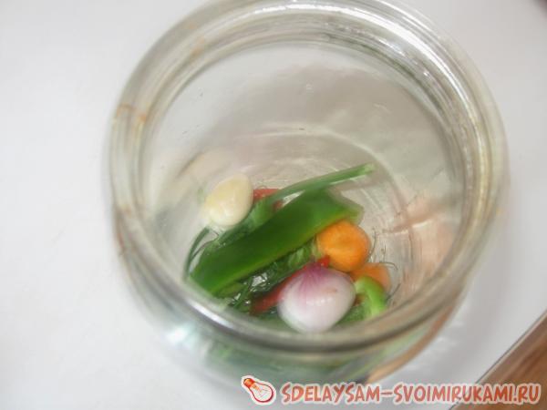 консервированные огурцы с томатами