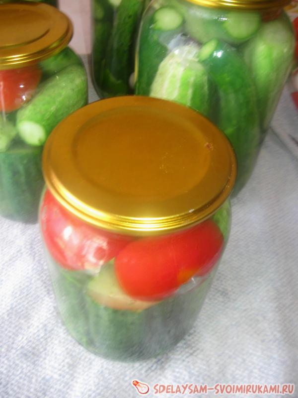 консервированные огурцы с томатами