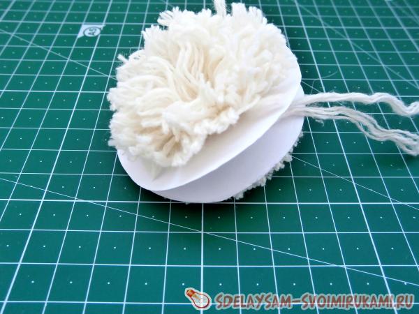 Подравнять помпончик ножницами