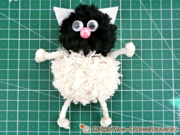 Котик игрушка из ниток