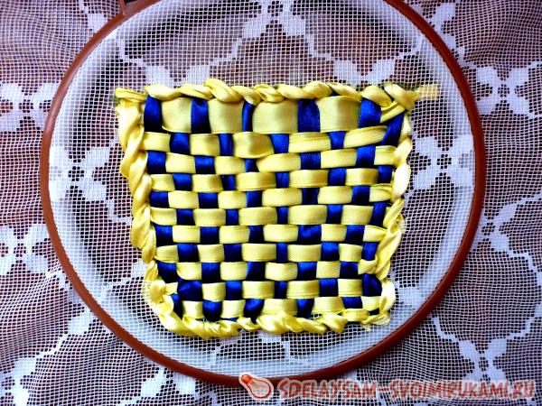 обработала стебельчатым швом