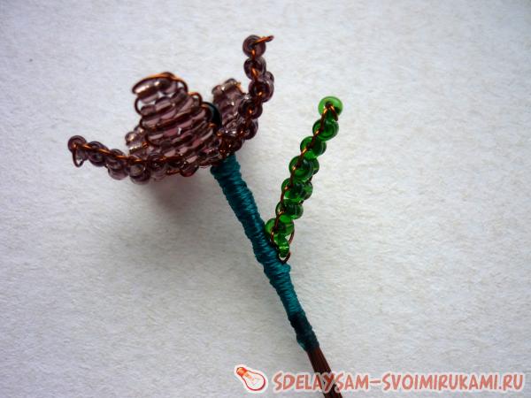 обрезаем нить и заклеиваем