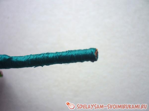 Обрезаем нить и закрепляем