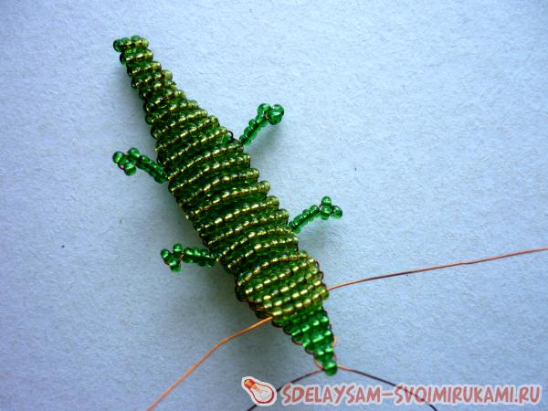 плетем крокодила из бисера
