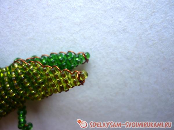плетем крокодила из бисера