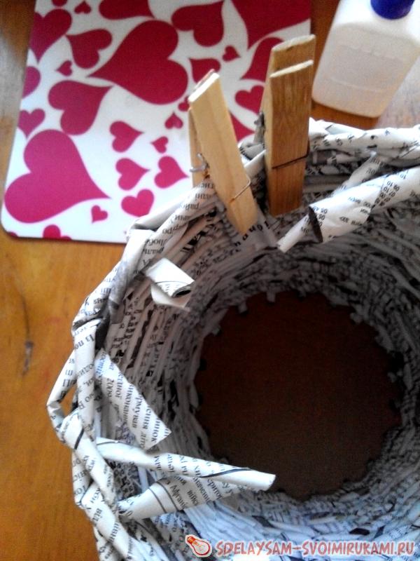 Горшок для цветов из газетных трубочек