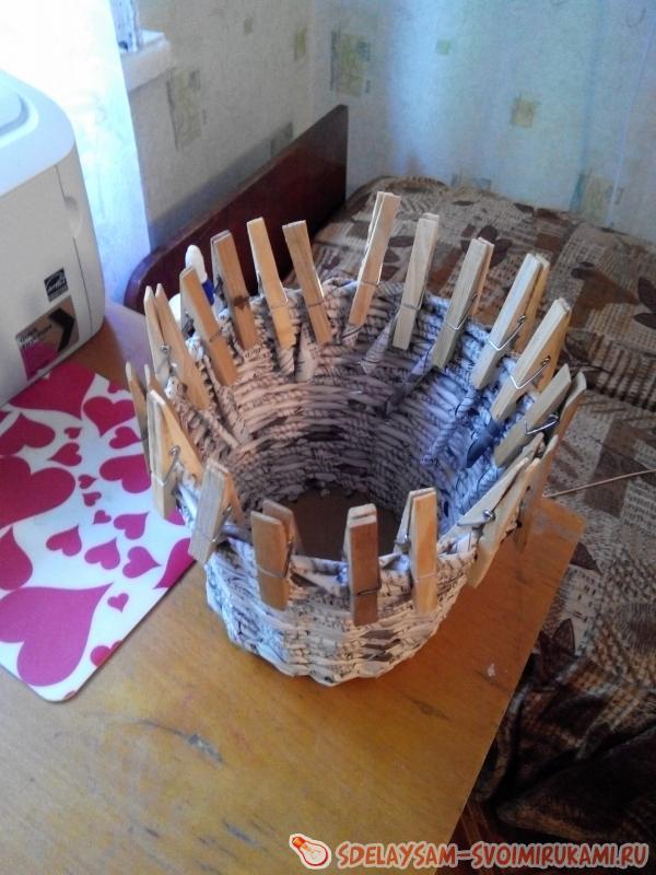 Горшок для цветов из газетных трубочек