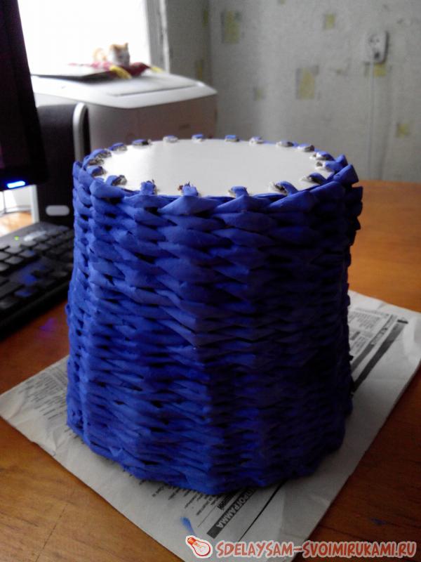Горшок для цветов из газетных трубочек
