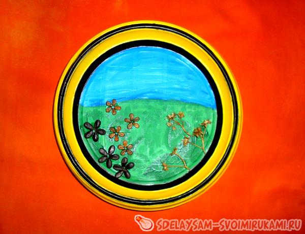 приклеиваем сухие плодоножки малины