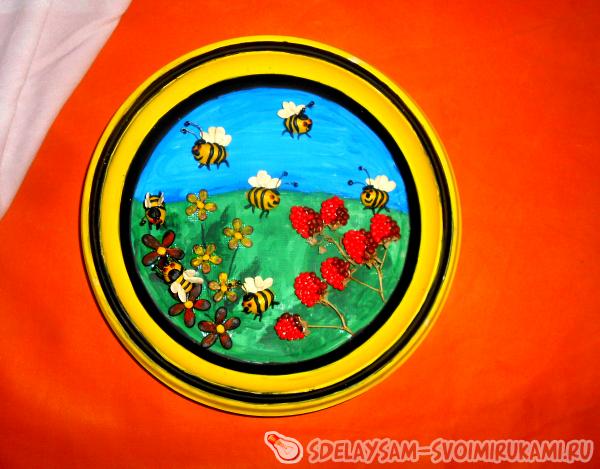 закрепляя на суперклей пчел