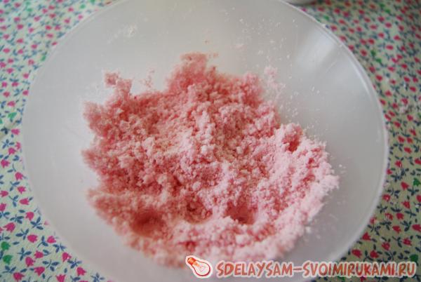 несколько капель малинового красителя