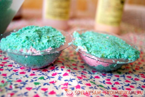 наполняем и вторую половинку формы