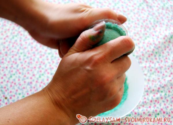 с усилием прижать обе формы