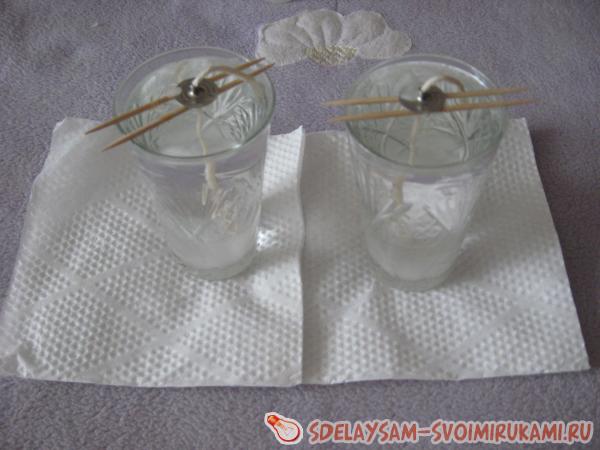 Заливаем стаканчики парафином