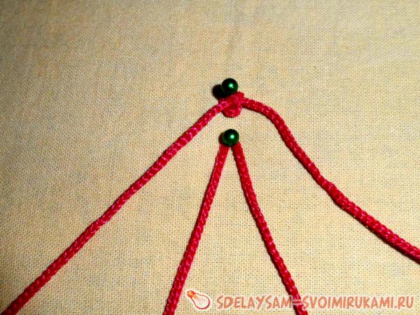 прикалываем еще одну ниточку