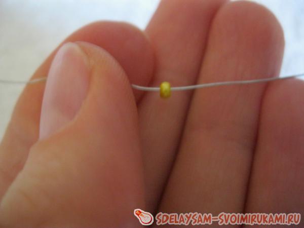 бисеринку желтого цвета