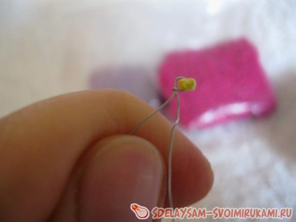 закрепленную бисеринку