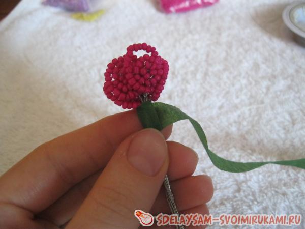 скотчем зеленого цвета