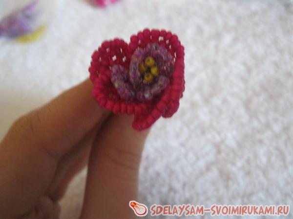 Расправляем листики и наша фиалочка