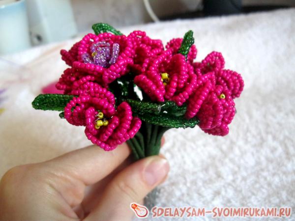 Миленькая фиалочка из бисера