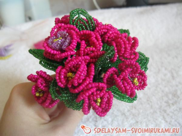 Миленькая фиалочка из бисера