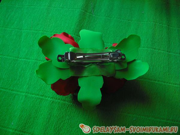 основанию цветов прикрепляю листочки