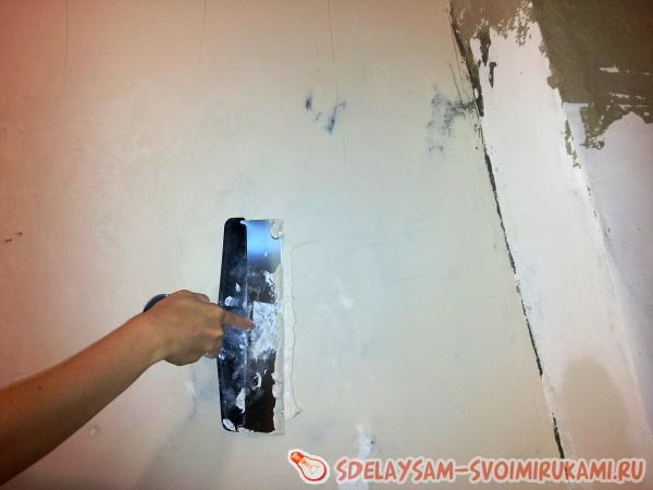 наносим на стену шпатлевку