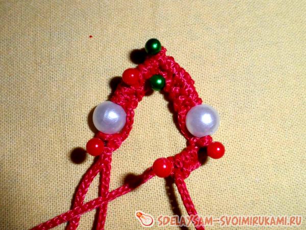 Надеваем бусину на обе средние нити