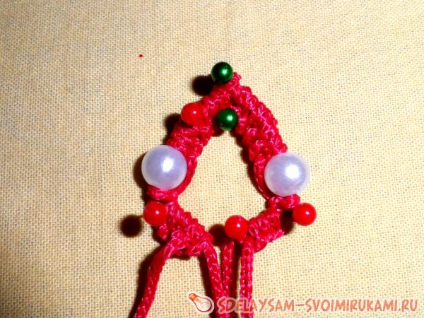 Надеваем бусину на обе средние нити