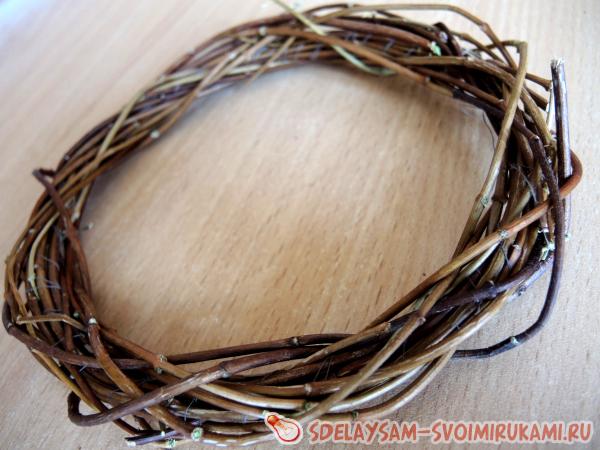 придает кольцу затейливый