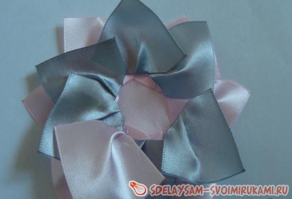 Наклейте лепестки по кругу