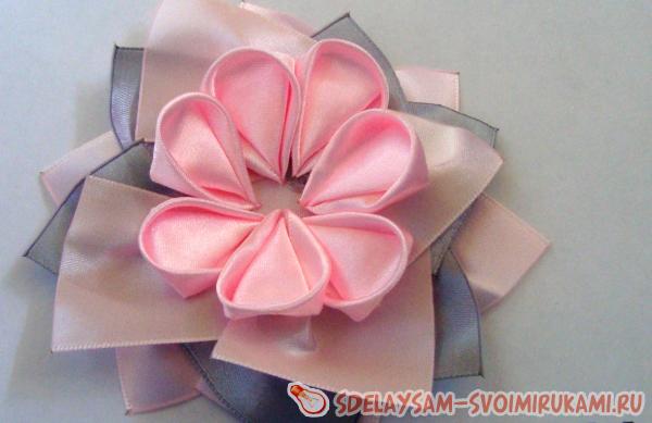 Наклеиваем лепестки по кругу