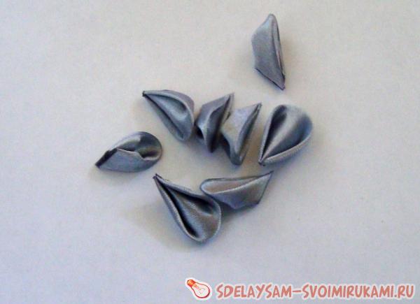 Наклеиваем лепестки по кругу