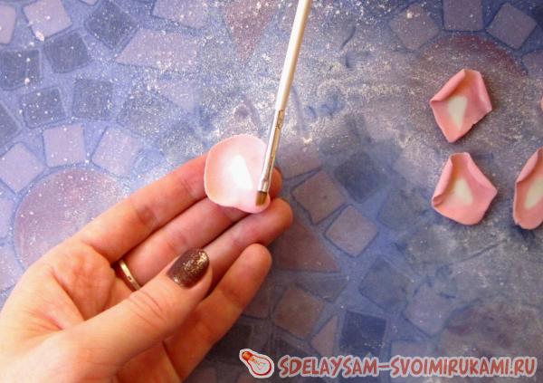 помажьте края лепестка