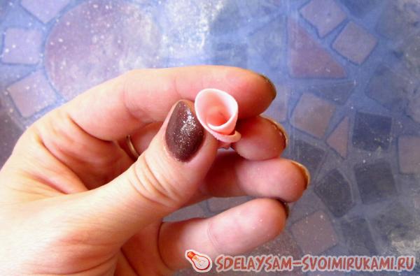 Скрутите заготовку в трубочку