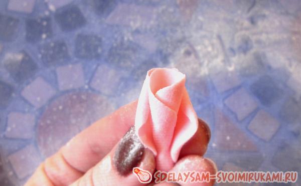 Приклеиваем наш первый лепесток