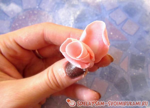 Приклеиваем наш первый лепесток