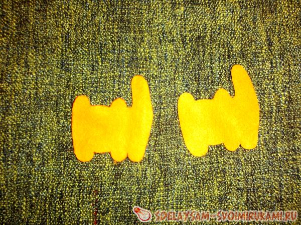 Вырезать две детали