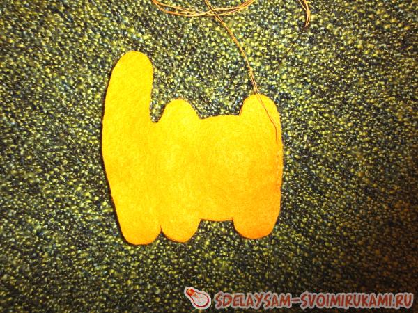 Вырезать две детали