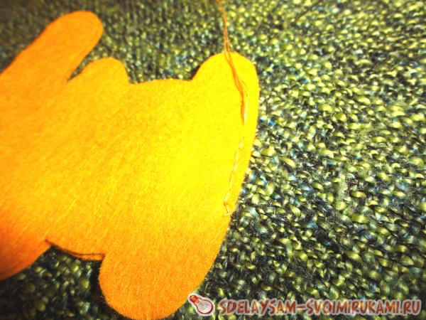 Вырезать две детали