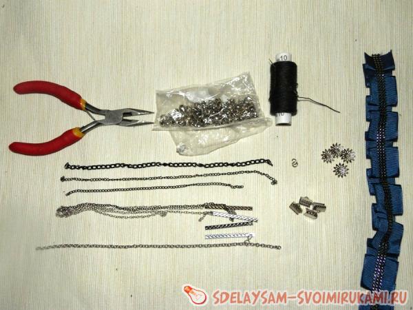 Отрезанные кусочки лент пришиваем иглой