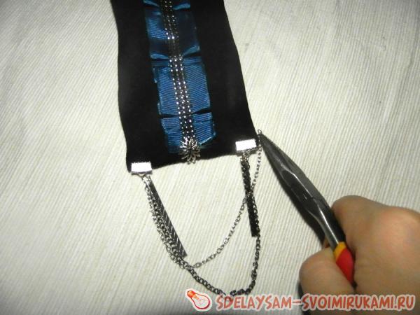 прикрепляем по одному крепежу для лент