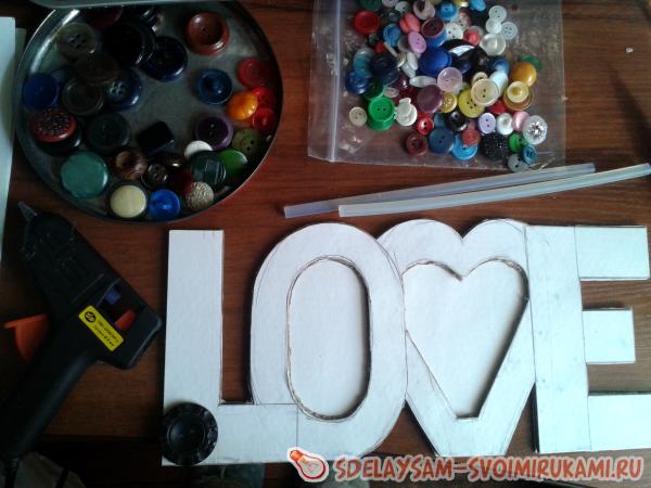 приклеиваем пуговицы