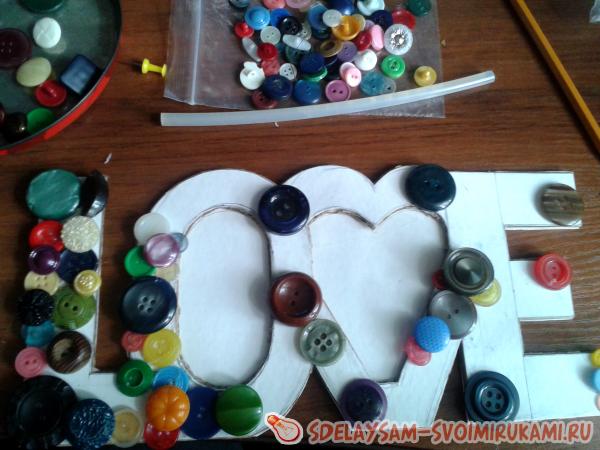 приклеиваем пуговицы