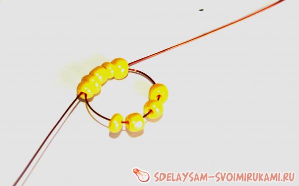 нанизываем 5 желтых бусин